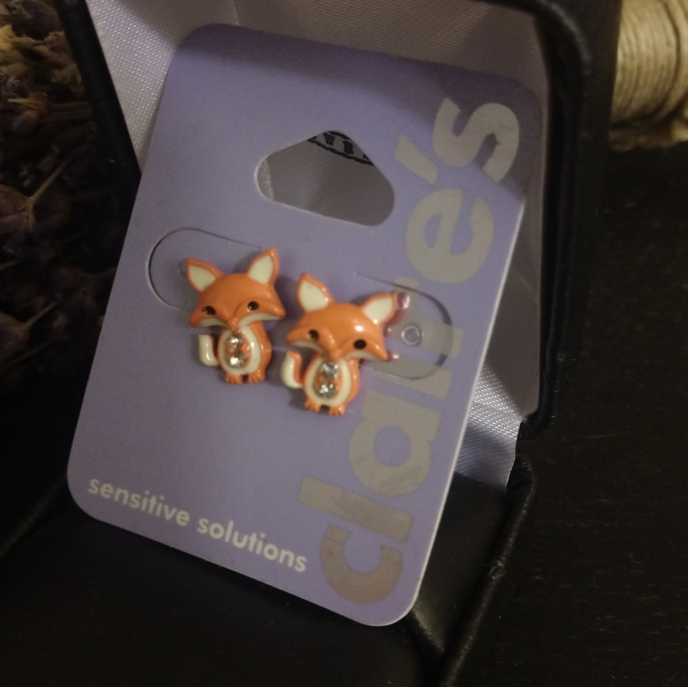 🌷3/$20 NWT Claire's fox earrings